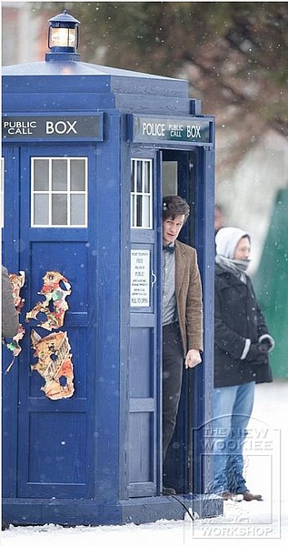 Matt-Smith-Tardis-windows.jpg